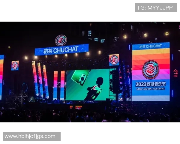 足球明星卡点三屏全景展示引领新潮流尽享视觉盛宴