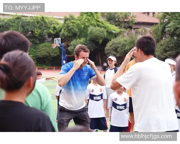 足球明星的关爱与梦想：一个小孩的成长故事与追逐之路