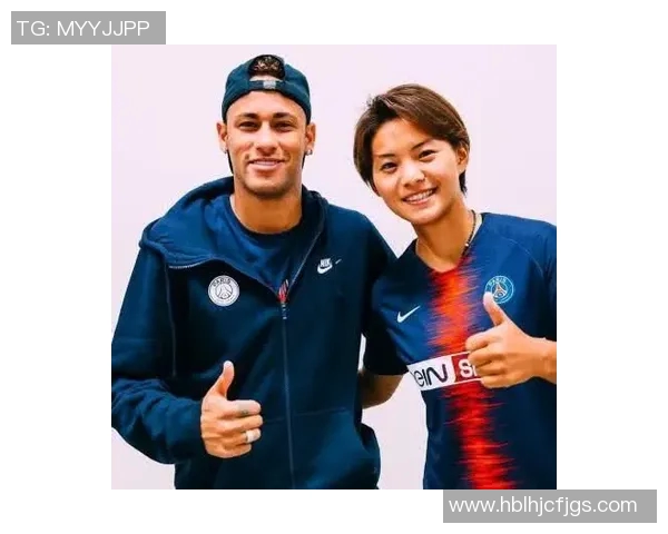 小姐姐精彩模仿足球明星经典动作引发热议，网友纷纷点赞称赞她的才华与魅力